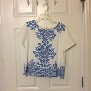 (NEVER WORN) Slightly cropped blouse